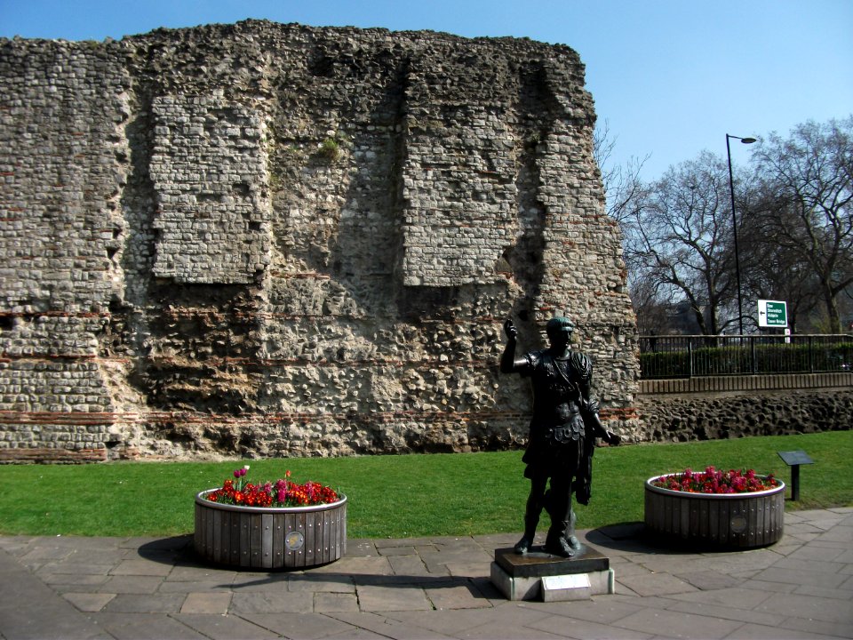A_fal_fennmaradt_része_Tower_Hill-nél._(2014)