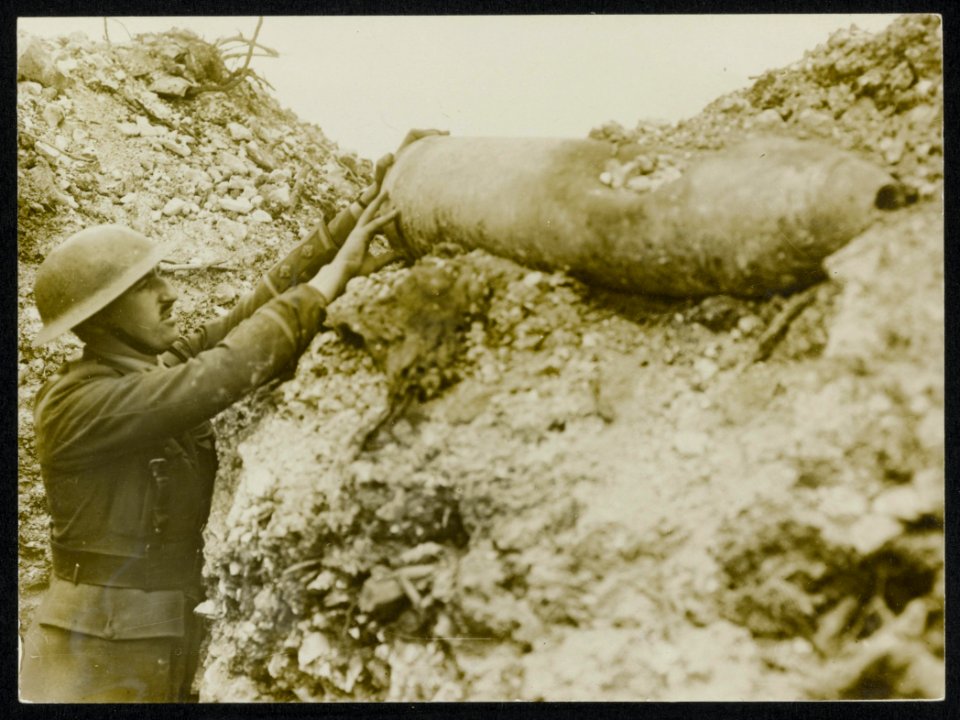 A_German_dud_on_the_top_of_our_trenches_at_Thiepval,_Bestanddeelnr_158-0179