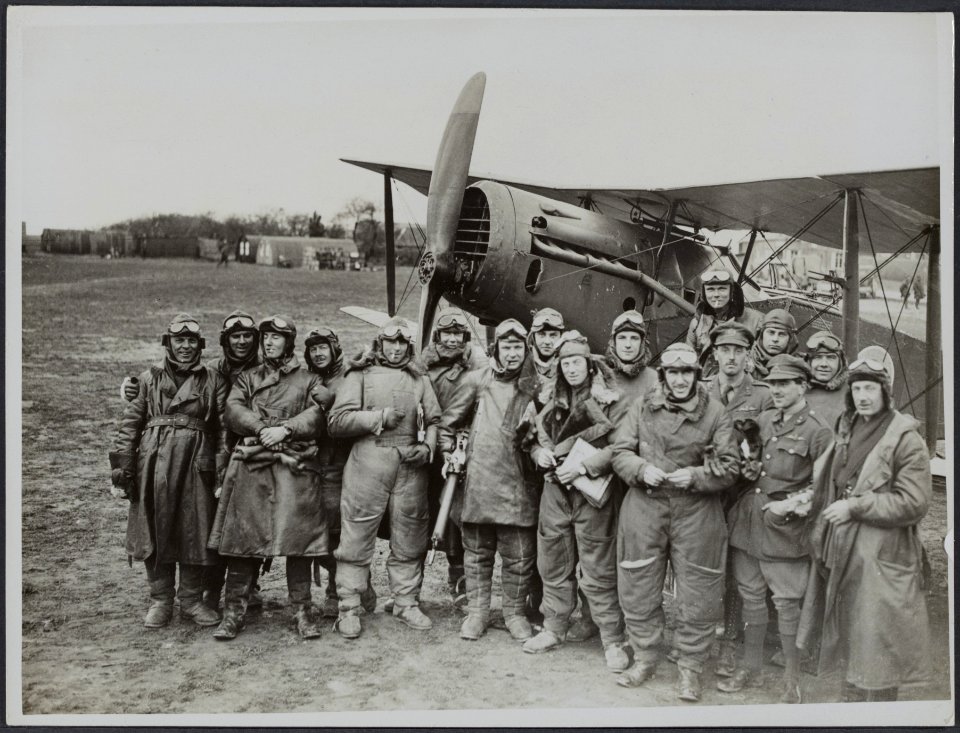 A_famous_R.A.F._Squadron_._Every_pilot_and_observer_in_this_photograph_have_brou,_Bestanddeelnr_158-1638