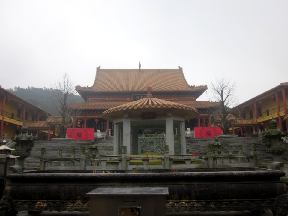 A_far_view_of_Mahavira_Hall,_Xixin_Chan_Temple