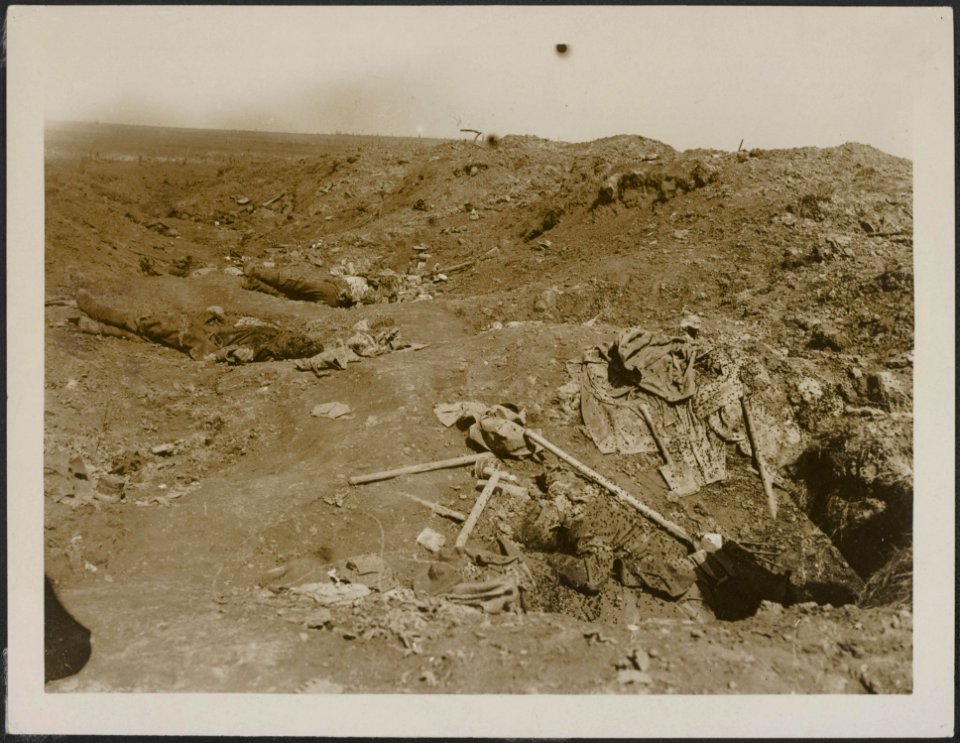 A_German_trench_captured_by_the_Canadians,_Bestanddeelnr_158-2036