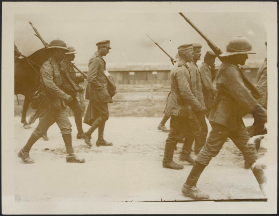 A_German_sergeant_major_amongst_the_prisoners_captured_on_the_Balkan_front._He_i,_Bestanddeelnr_158-2473