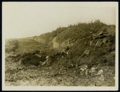 A_German_ammunition_wagon_&_blew_it_right_up_&_the_top_of_the_bank,_Bestanddeelnr_158-0169