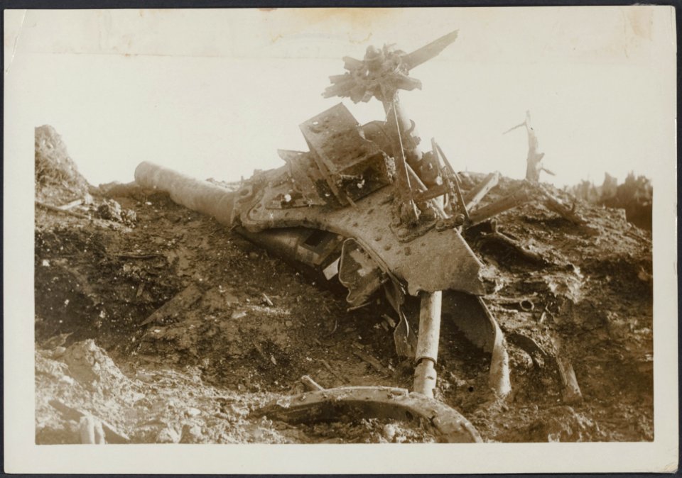 A_German_gun_after_our_artillery_got_through_with_it_on_ground_captured_by_the_C,_Bestanddeelnr_158-1633