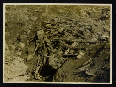 A_German_trench_captured_by_the_Canadians_on_the_Somme_front,_Bestanddeelnr_158-1146