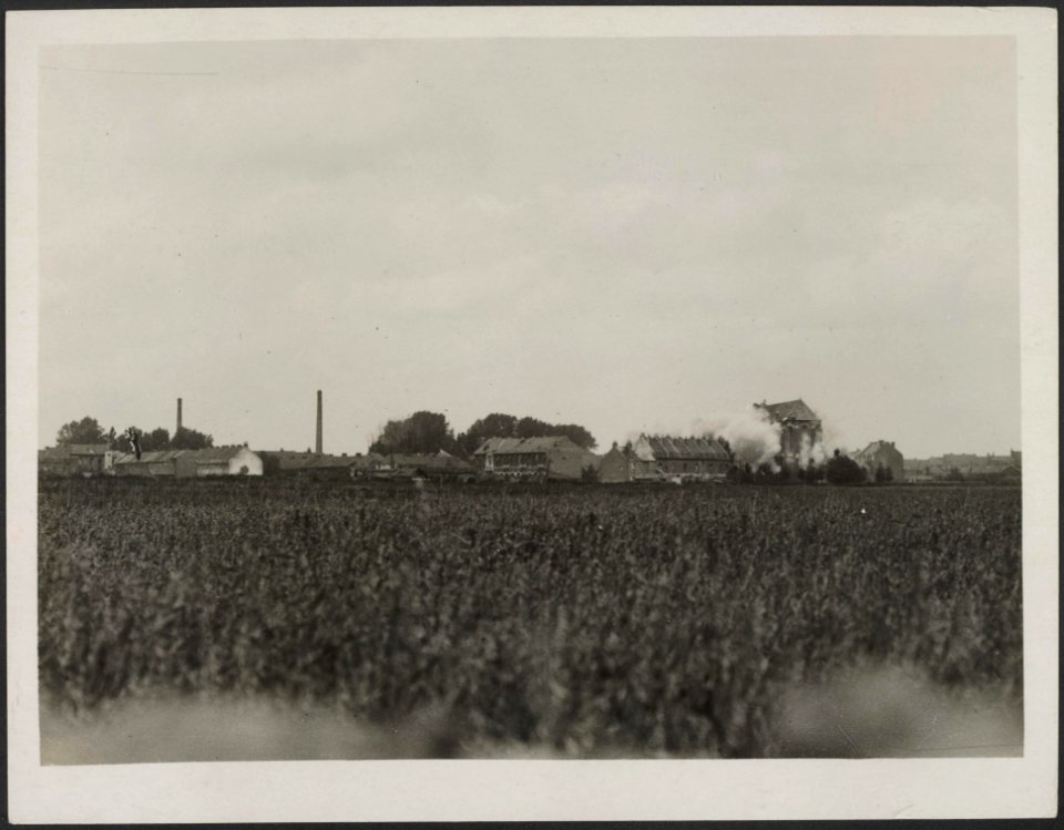 A_German_shell_bursting_in_a_village,_Bestanddeelnr_158-2338