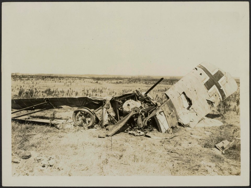 A_German_plane_brought_down_in_our_lines_this_is_a_common_sight_at_the_front.,_Bestanddeelnr_158-1999