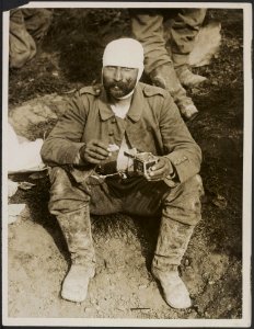 A_German_prisoner_finds_bully_beef_a_great_luxury.,_Bestanddeelnr_158-2048