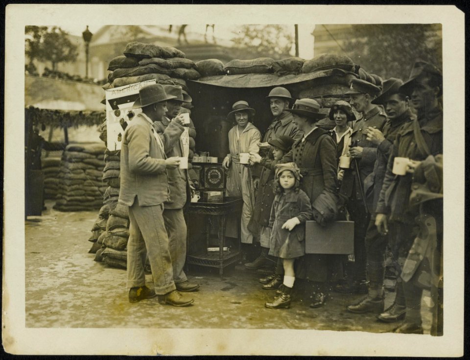 A_CANTEEN_AT_THE_WAR_BOND_FRONT._Wounded_Tommies_just_returned_from_the_fro…,_Bestanddeelnr_158-0027