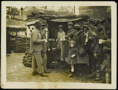 A_CANTEEN_AT_THE_WAR_BOND_FRONT._Wounded_Tommies_just_returned_from_the_fro…,_Bestanddeelnr_158-0027
