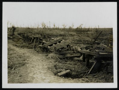 A_Boch_light_railway_smashed_by_our_guns.,_Bestanddeelnr_158-1411