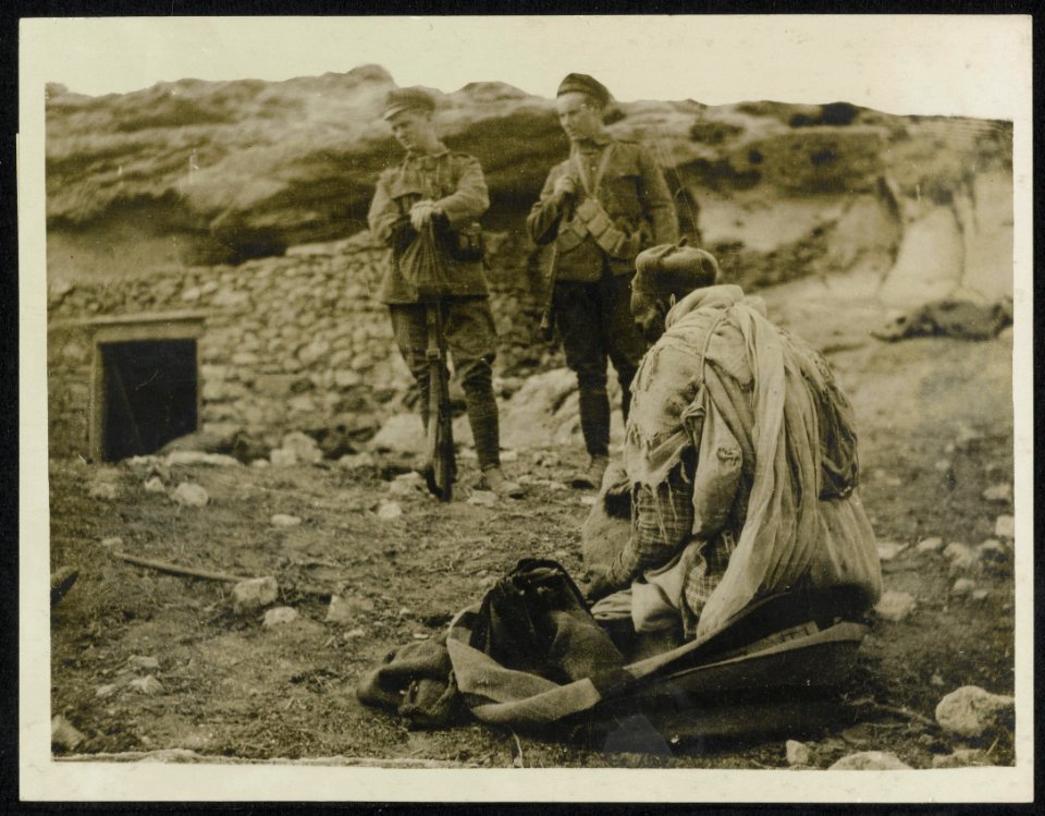 A_captured_Senussi_tribesman_who_was_found_in_a_Roman_cave_near_the_shore_at_Sol,_Bestanddeelnr_158-1543