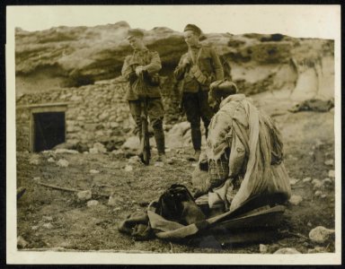 A_captured_Senussi_tribesman_who_was_found_in_a_Roman_cave_near_the_shore_at_Sol,_Bestanddeelnr_158-1543