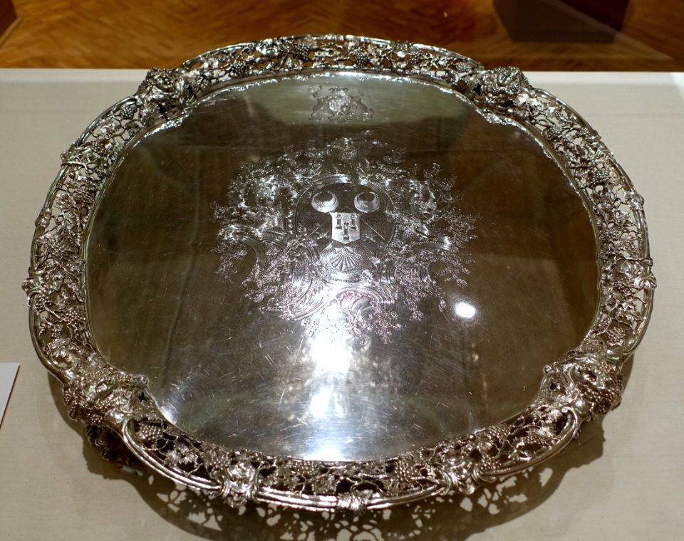 A_George_II_silver_salver_with_John_Henniker_family_crest,_by_William_Cripps,_London,_1753,_silver_-_Currier_Museum_of_Art_-_Manchester,_NH_-_DSC07321