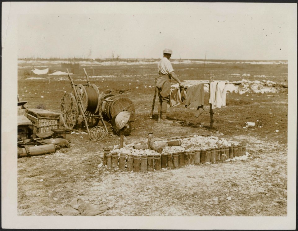 A_carefully_tended_grave_made_of_Hun_shell_cases,_Bestanddeelnr_158-2840