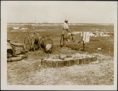 A_carefully_tended_grave_made_of_Hun_shell_cases,_Bestanddeelnr_158-2840