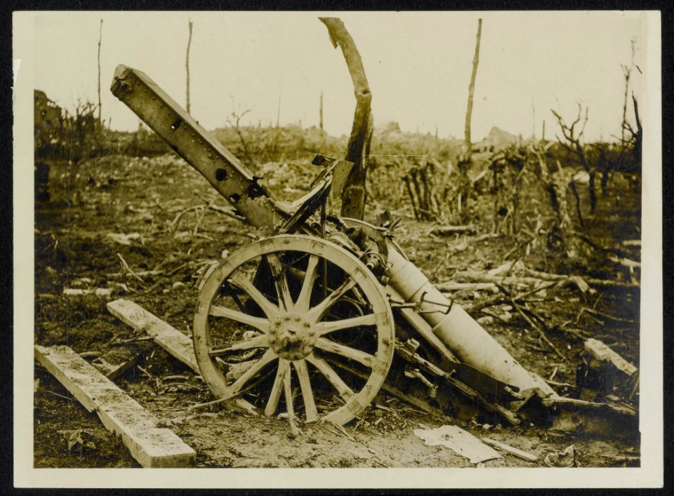 A_captured_German_howitzer_at_Martinpuich,_Bestanddeelnr_158-0967