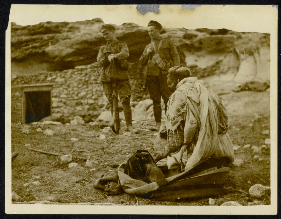 A_captured_Senussi_tribesman_who_was_found_in_a_Roman_cave_near_the_shore_of_Sol,_Bestanddeelnr_158-0541