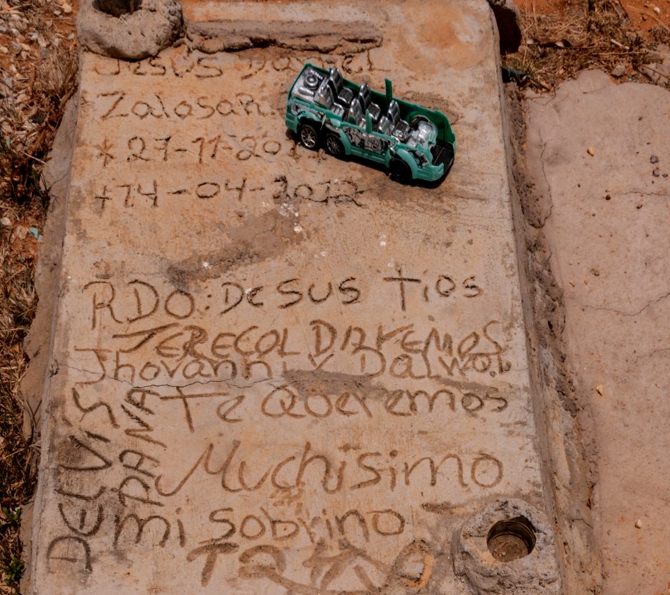 A_child's_grave_in_the_cemetery_of_gomez