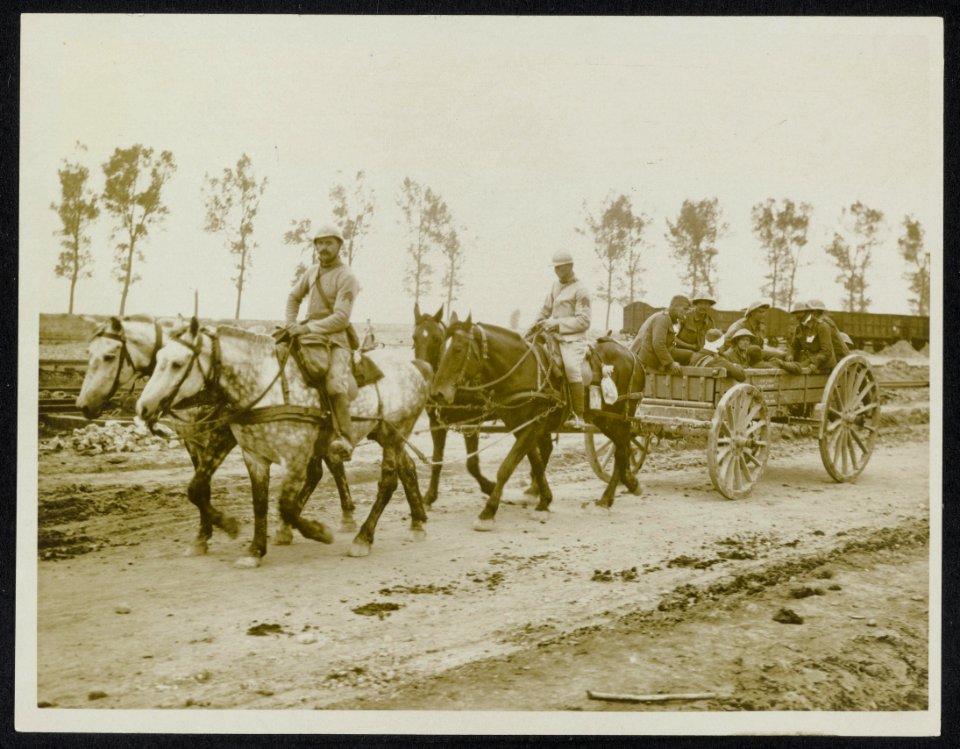 A_French_waggon_takes_back_some_of_our_wounded,_Bestanddeelnr_158-0887