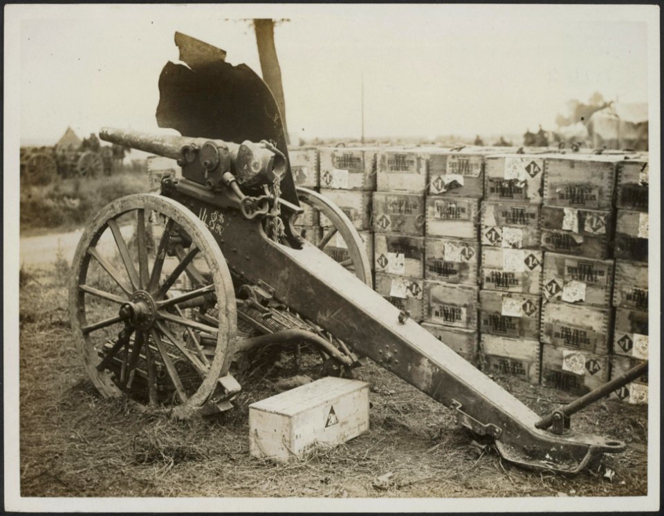 A_captured_German_gun._Half_its_shield_has_been_destroyed_owing_to_a_direct_hit_,_Bestanddeelnr_158-2317
