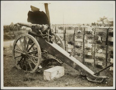 A_captured_German_gun._Half_its_shield_has_been_destroyed_owing_to_a_direct_hit_,_Bestanddeelnr_158-2317