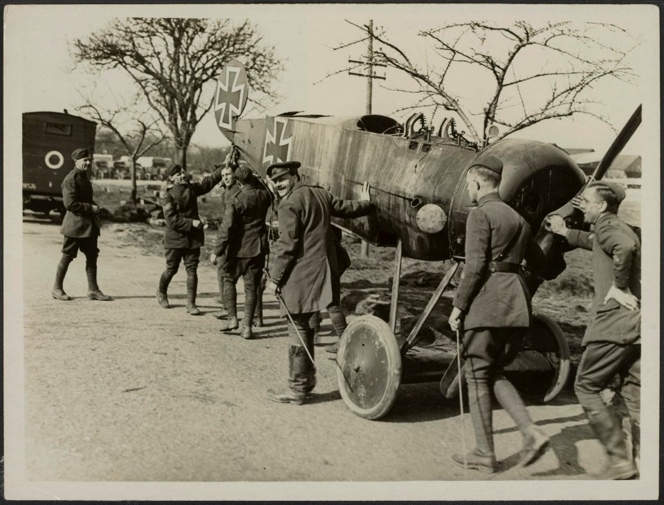A_German_scout_aeroplane_brought_down_over_our_line.,_Bestanddeelnr_158-1858