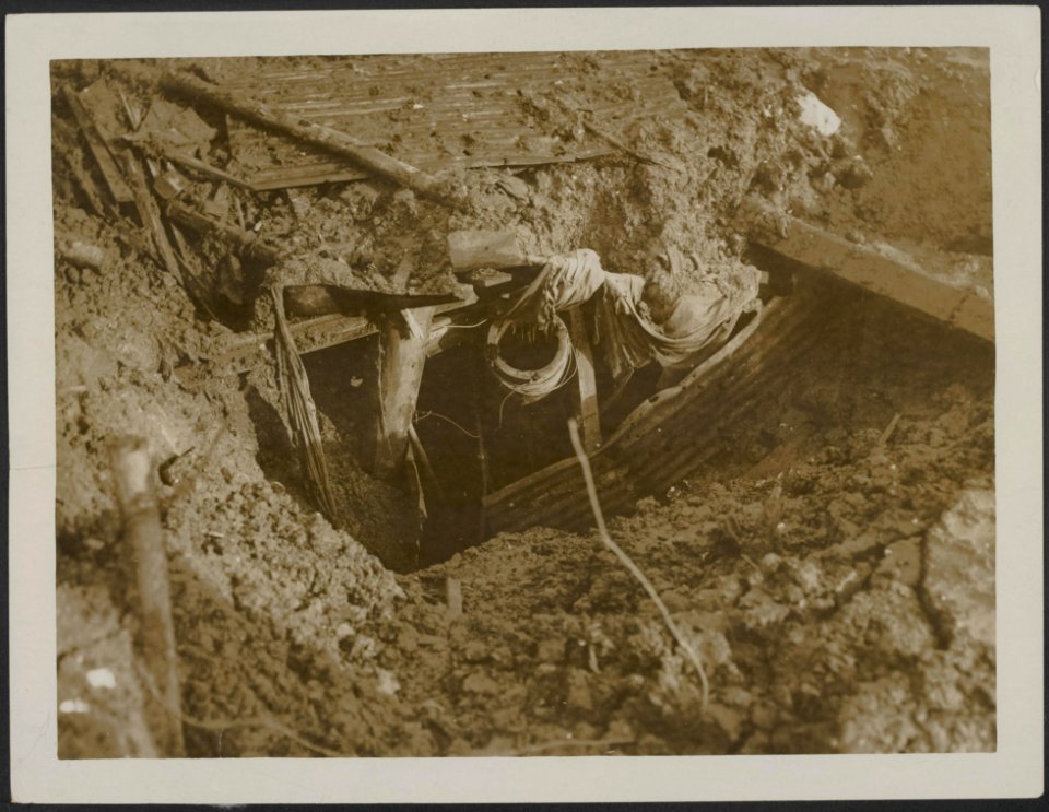 A_captured_German_gun_position_under_the_ground,_Bestanddeelnr_158-2405