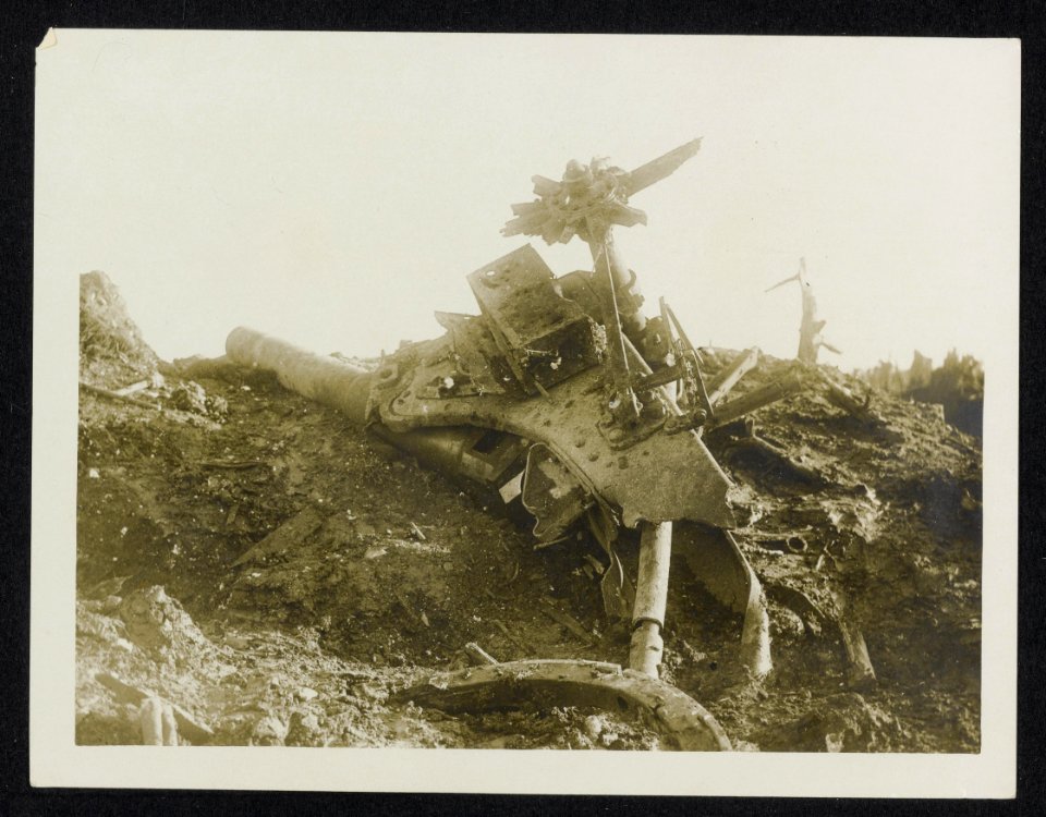 A_German_gun_after_our_artillery_got_through_with_it._On_ground_captured_by_the_,_Bestanddeelnr_158-1153