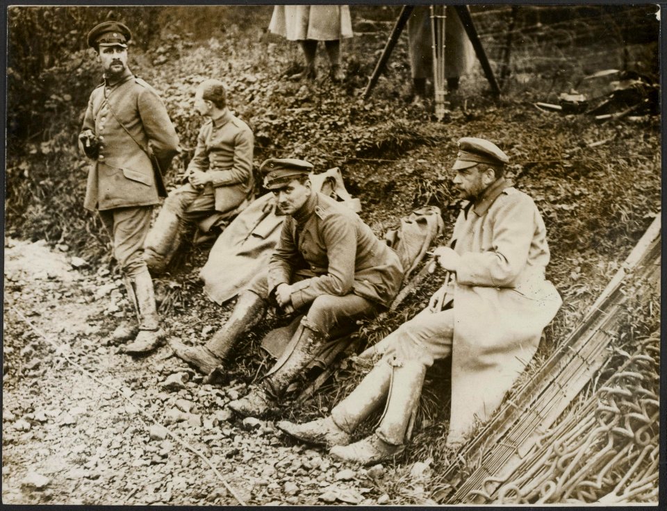 A_Boche_Colonel,_a_Major_and_an_Adjutant,_captured_near_St._Pierre_Divion,_Bestanddeelnr_158-2827