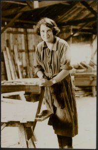A_lady_carpenter_in_the_workshops,_Bestanddeelnr_158-2727