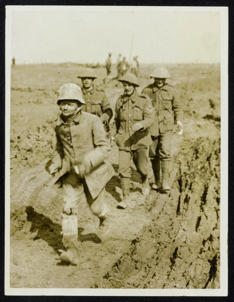 A_Boche_prisoner_running_back_to_get_out_of_our_shell_fire,_Bestanddeelnr_158-1003