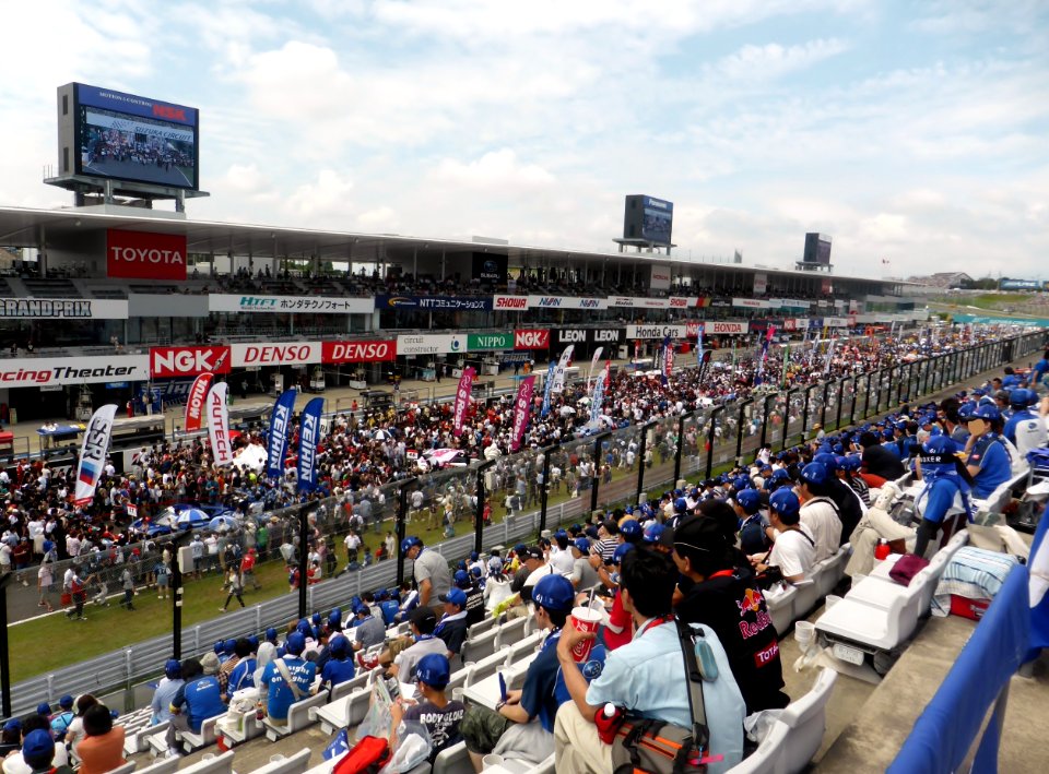 A_lot_of_people_on_the_starting_grid_at_2014_pokka_sapporo_1000km