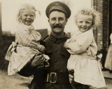A_British_soldier_with_French_children,_Bestanddeelnr_158-2323_(cropped)