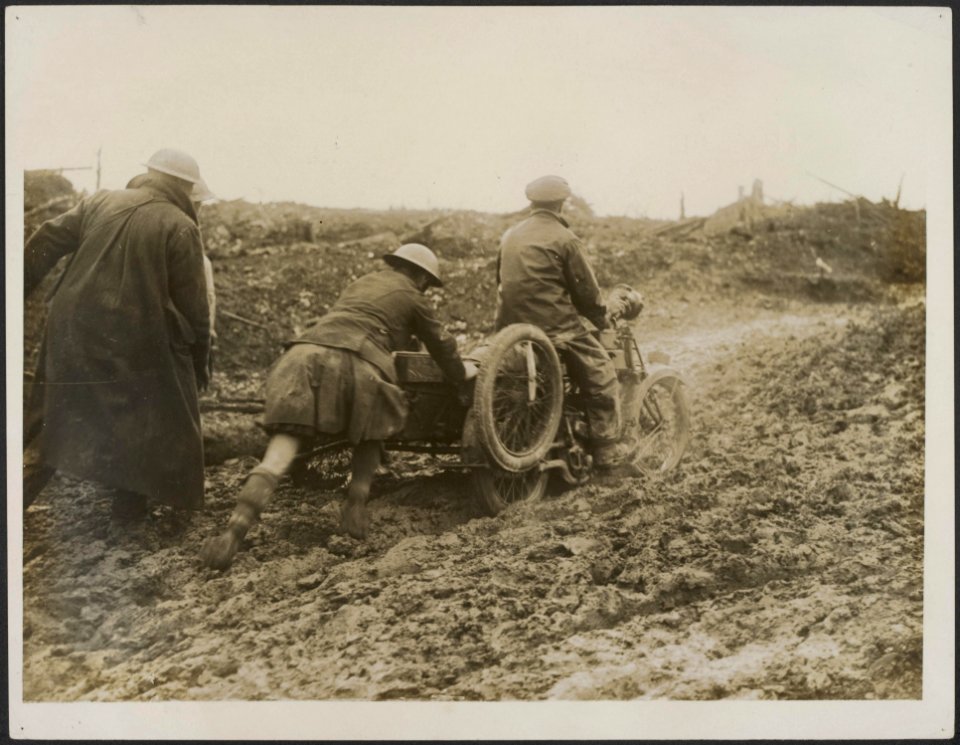 A_Canadian_Scottie_helps_a_motor_machine_gun_man_of_a_difficulty.,_Bestanddeelnr_158-2010