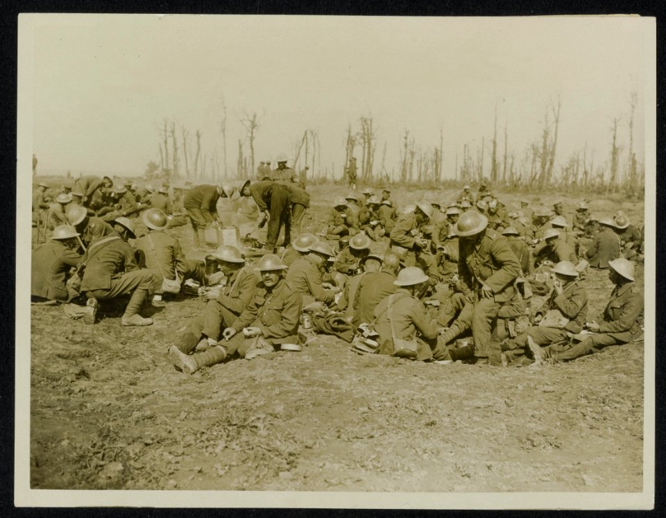 A_Labour_Battalion_at_dinner,_Bestanddeelnr_158-0424