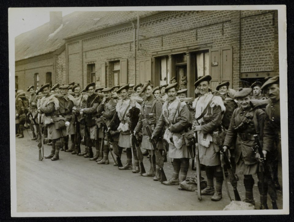 A_Cheery_bunch_of_Black_Watch_-_all_eager_to_go_up_into_the_fighting,_Bestanddeelnr_158-1205