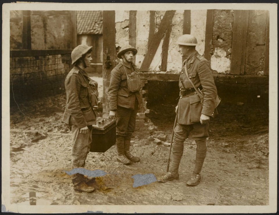 A_Brigadier-_General_enquires_from_these_men_in_his_Brigade_what_they_had_for_di,_Bestanddeelnr_158-2796
