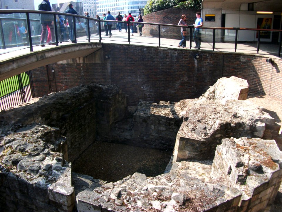 A_London_Waal_maradványai_a_Tower_Of_London_közelében_(2014)