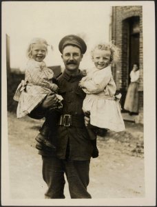 A_British_soldier_with_French_children,_Bestanddeelnr_158-2323