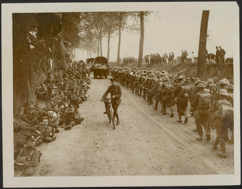 A_busy_scene_on_the_road,_Bestanddeelnr_158-2402