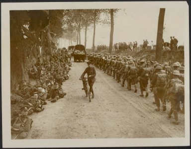 A_busy_scene_on_the_road,_Bestanddeelnr_158-2402