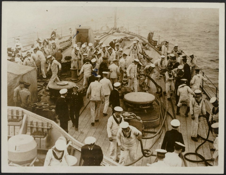 A_busy_scene_on_the_fore-castle_of_a_battleship._The_men_are_wearing_the_summer_,_Bestanddeelnr_158-2674