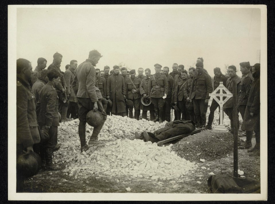A_burial_service_at_the_front._Funeral_of_Major_E.L._Knight,_Eaton_Motor_Machine,_Bestanddeelnr_158-1133