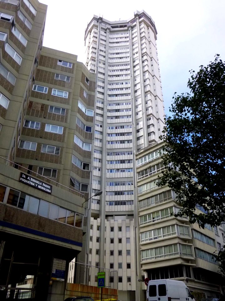 A_Coruña_-_Torre_Costa_Rica_(Torre_Hercón)_02