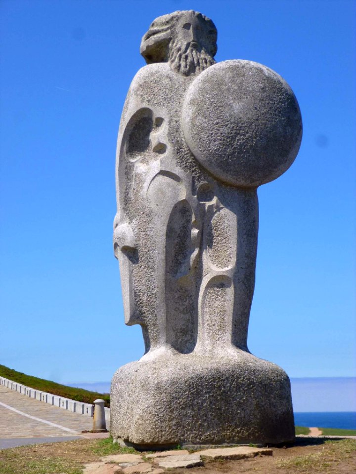 A_Coruña_-_Parque_de_la_Torre,_escultura_de_Breogán