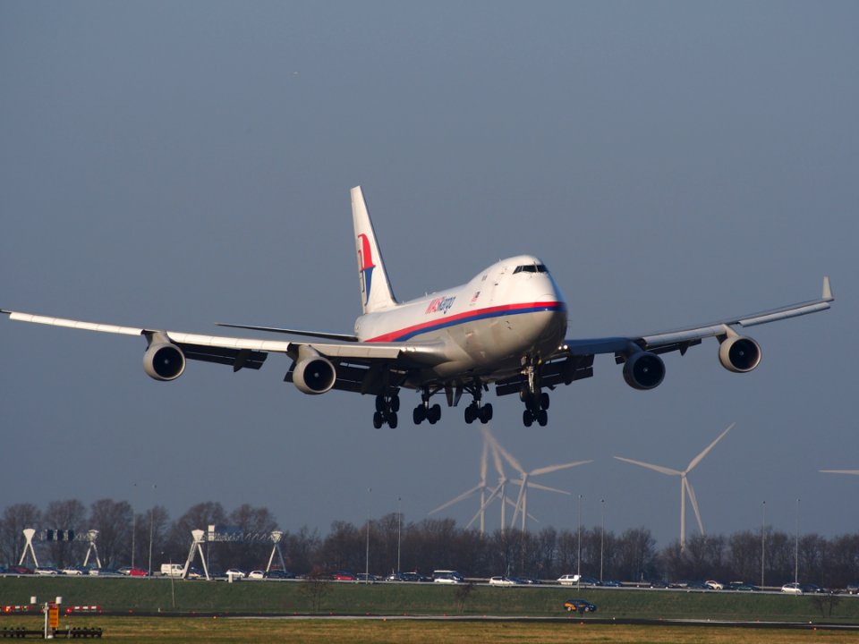 9M-MPS_Malaysia_Airlines_Boeing_747-4H6F,_landing_at_Schiphol_(AMS_-_EHAM),_Netherlands,_pic1