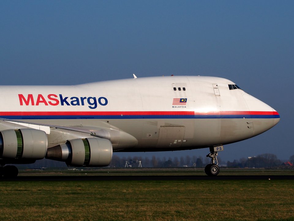 9M-MPS_Malaysia_Airlines_Boeing_747-4H6F,_landing_at_Schiphol_(AMS_-_EHAM),_Netherlands,_pic4