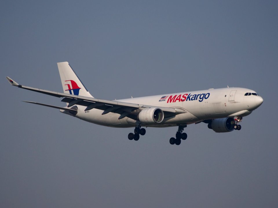 9M-MUD_landing_at_Schiphol_(AMS_-_EHAM),_The_Netherlands,_pic1