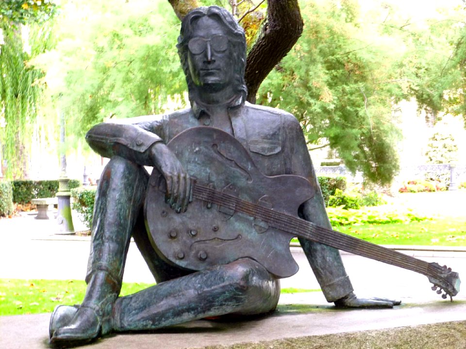 A_Coruña_-_Jardín_de_Méndez_Núñez_-_Estatua_de_John_Lennon